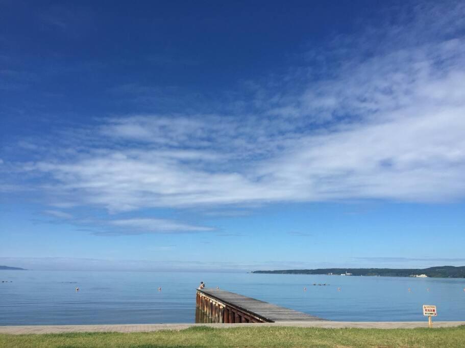佐渡 ビーチまで0分 1客のみ オーシャンビュー Beach Side House ウッドデッキ Sado Bagian luar foto